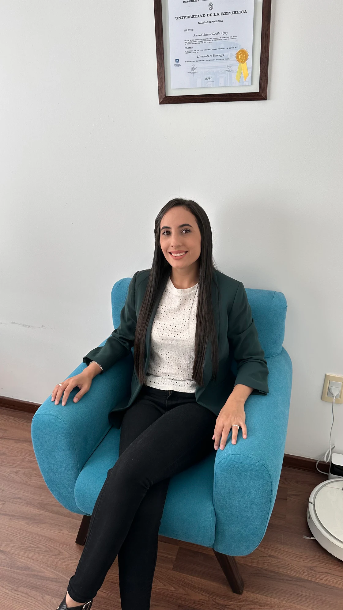 Psicóloga Andrea Dávila en su consultorio en Pocitos, Montevideo